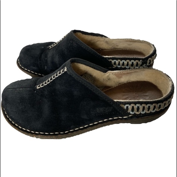 Ugg slip ons Sz 6 - Picture 1 of 7